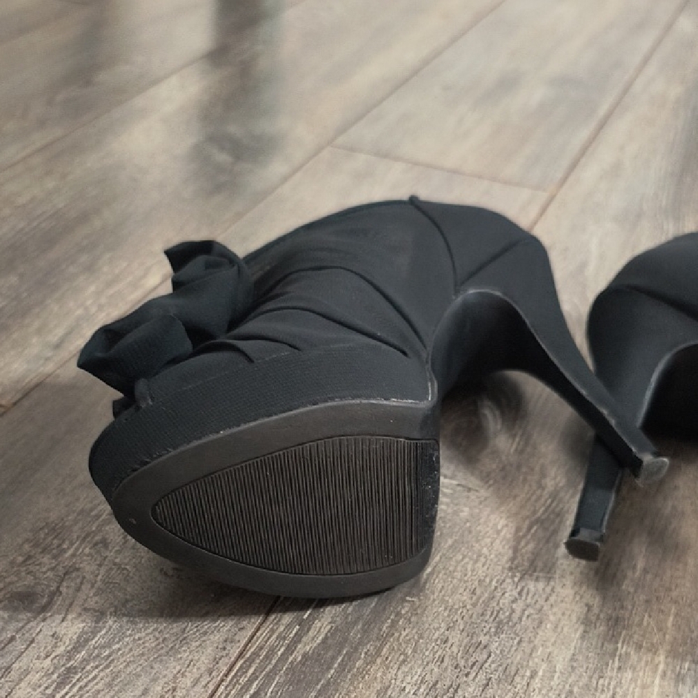 Nine West Black Ruffle Heels - Picture 3 of 3